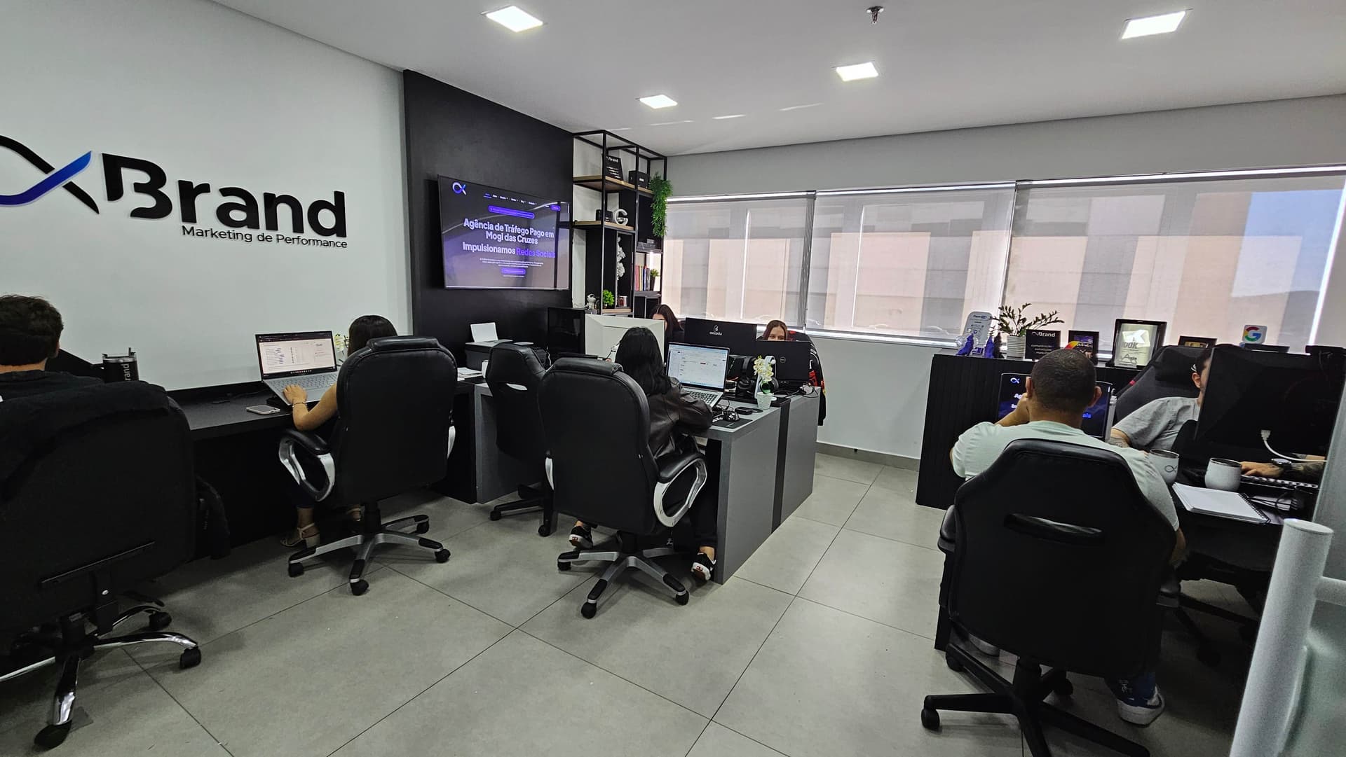 Escritório OxBrand · equipe em operação