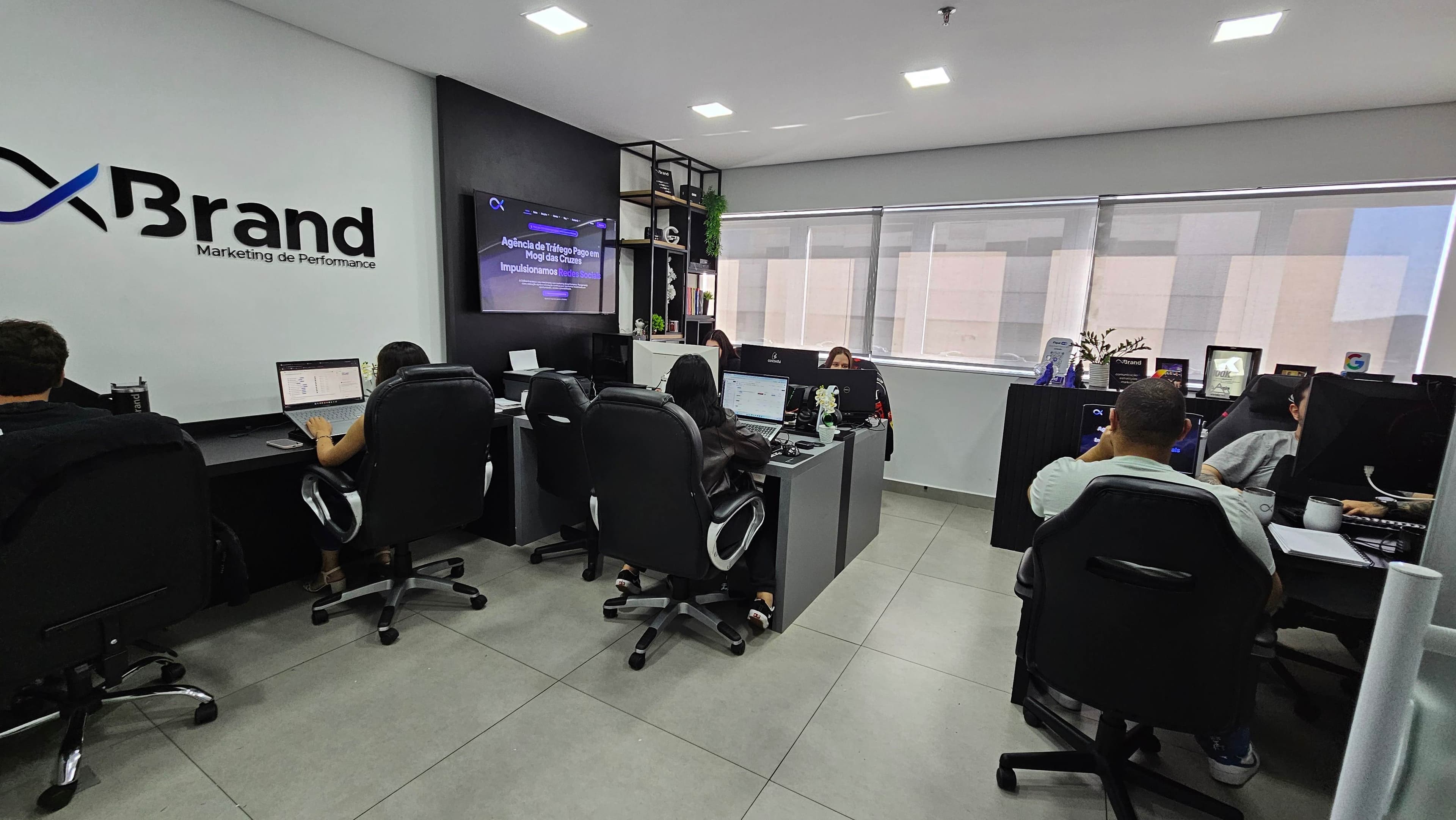 Escritório OxBrand · equipe em operação