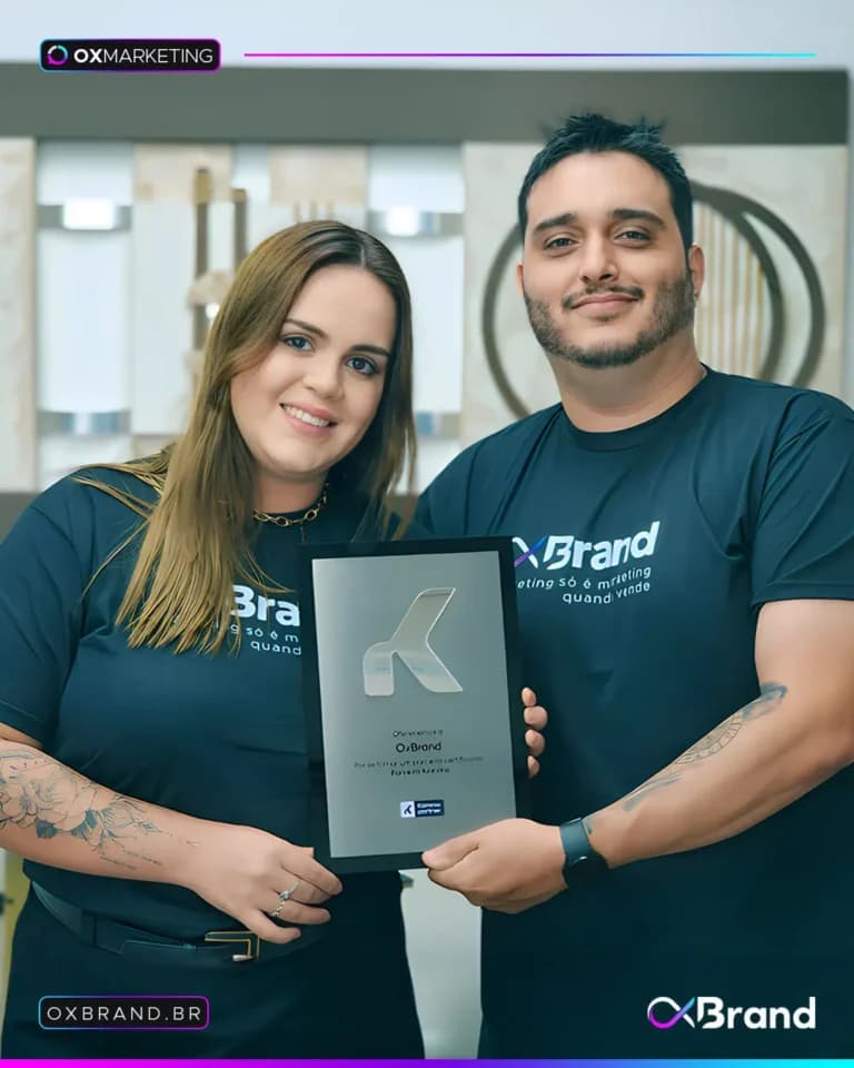 Time OxBrand recebendo a placa de parceiro certificado Kommo